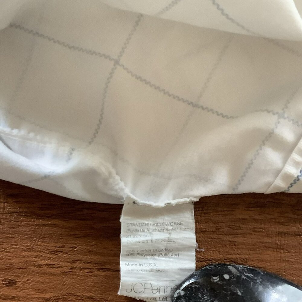 Sheet Set, Twin Size, Flat, Fitted and Standard Pillowcase, Excellent Condition - Picture 2 of 2